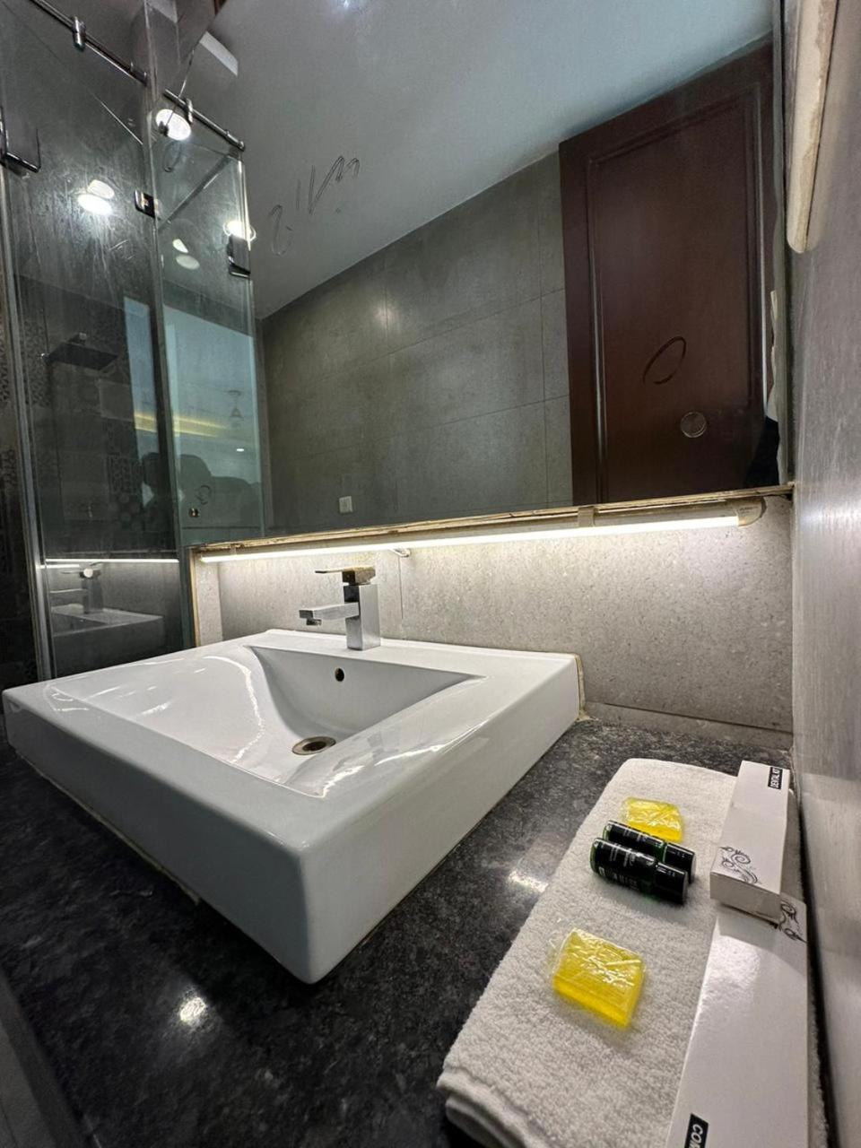 Hotel The Imperio New Delhi Exterior foto